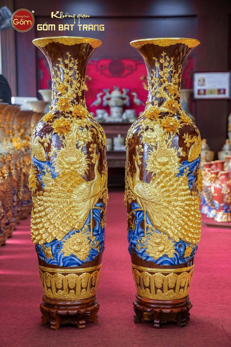 Lộc bình Công Đào đắp nổi dát vàng men nâu