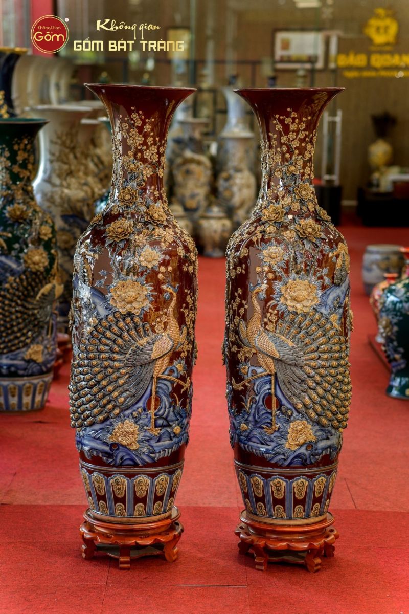Lộc bình Công Đào đắp nổi men nâu