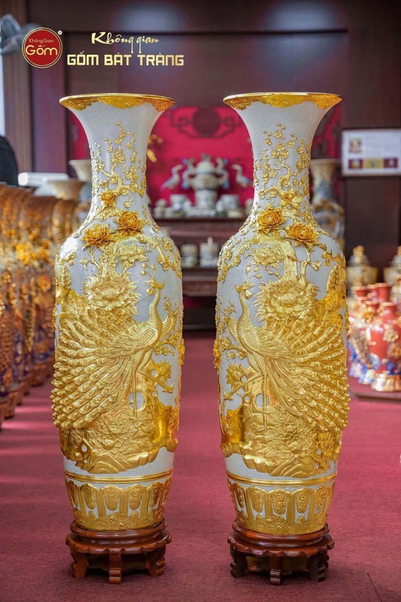 Lộc bình Công Đào mẫu đơn men rạn đắp nổi dát vàng
