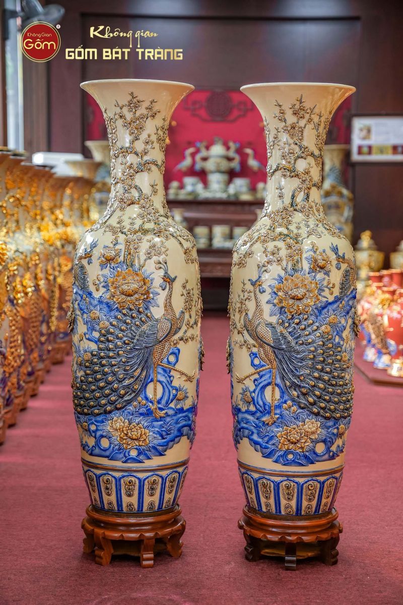 Lộc bình Công Đào men hoàng thổ đắp nổi