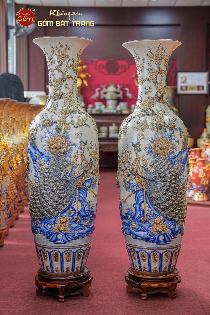 Lộc bình Công Đào mẫu đơn men rạn đắp nổi vẽ vàng