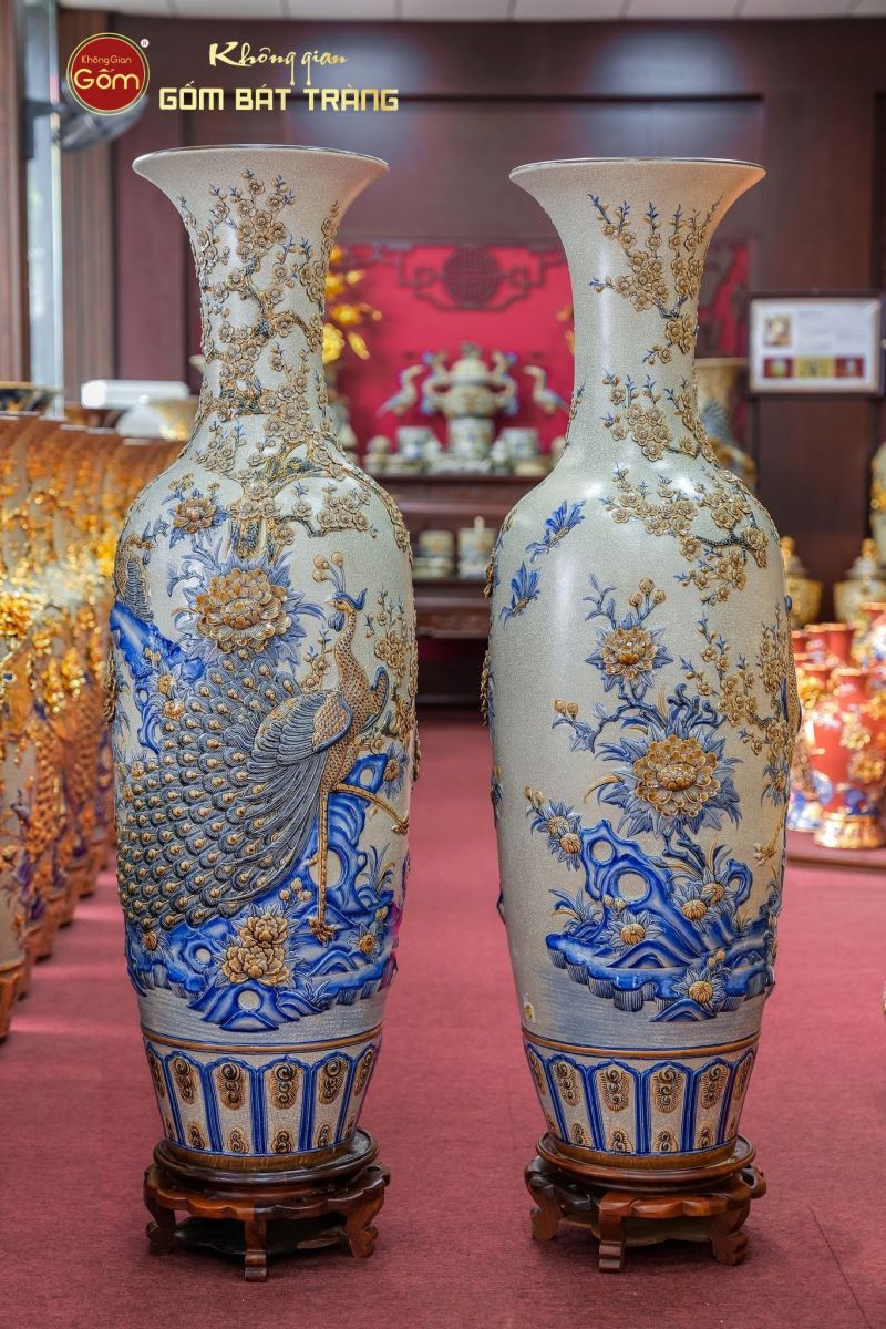 Lộc bình Công Đào men rạn đắp nổi