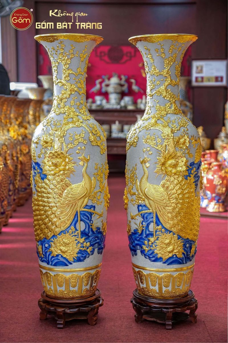 Lộc bình Công Đào men rạn đắp nổi dát vàng